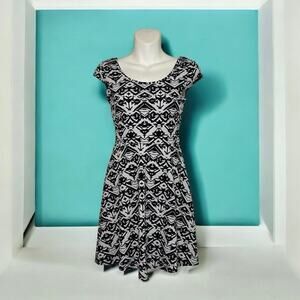 Myth Geometric Print Fit & Flare Knee-Length Dress Cap Sleeve Black & White Sz S